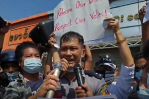 Naypyitawでのデモ警官隊からの放水と、直後警官が民衆の側につき称賛される。ネピドー ミャンマー